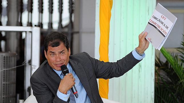 Correa, protector de Snowden, mantiene el cerco a la prensa libre ecuatoriana