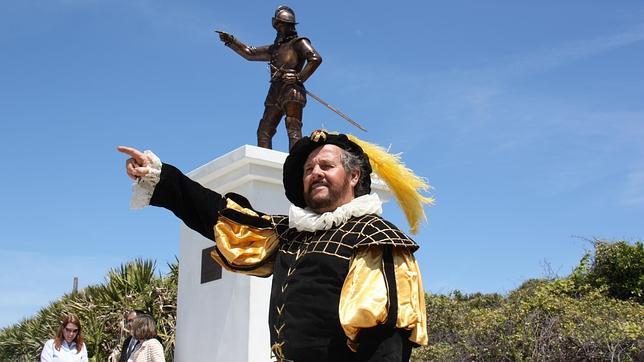 Jimmy Ponce, descendiente de Ponce de León, frente a una estatua del descubridor en Ponte Vedra