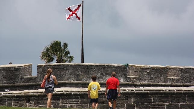 La bandera con la cruz de Borgoña ondea en lo alto del castillo de San Marcos, en San Agustín