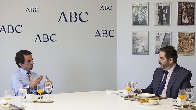 Aznar: «Los desafíos secesionistas rompen de raíz nuestro pacto constitucional»