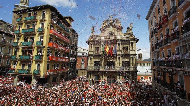 La plaza Consistorial durante un chupinazo