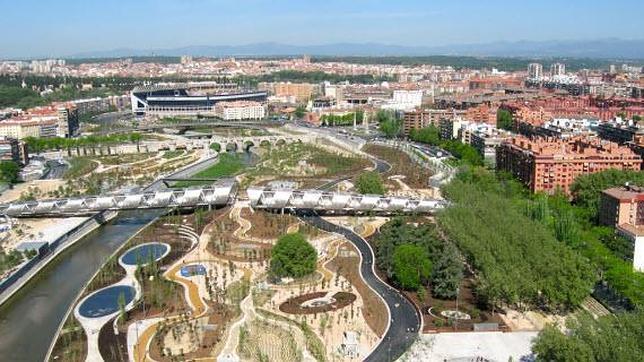 Vista aérea del área recreativa de Madrid Río en la ribera del Manzanares