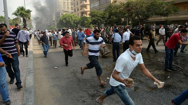 Seguidores de Mursi huyen de los ataques de las fuerzas de seguridad por las calles de El Cairo