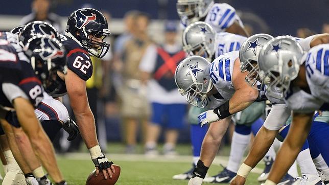 Los jugadores de Houston Texans y Dallas Cowboys, durante un partido de pretemporada