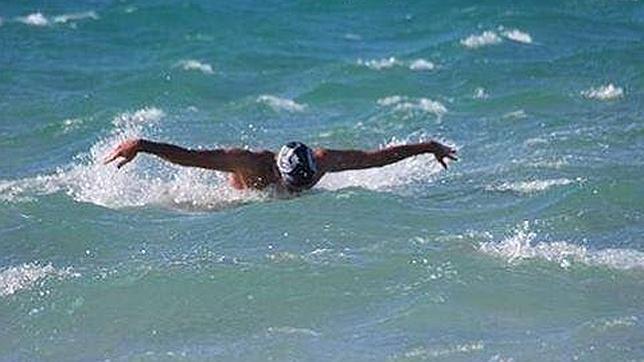 Un pinteño hace historia al cruzar el Estrecho de Gibraltar al estilo mariposa