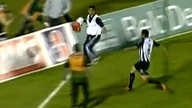 Un masajista evita un gol, clasifica a su equipo y se salva de ser linchado