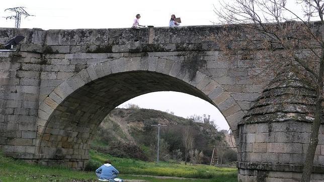 El puente de Retamar data del siglo XVIII y se encuentra junto a la carretera comarcal M-505, entre los términos municipales de Las Rozas y Galapagar