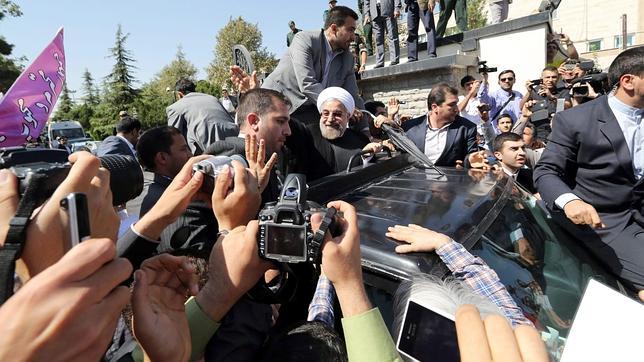 Un manifestante arroja un zapato al presidente de Irán en señal de protesta