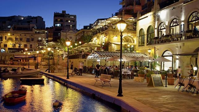 Zona de terrazas junto al mar en St. Julian's