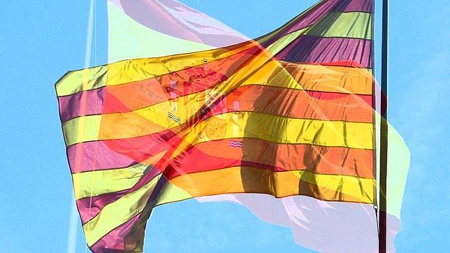 Superposición de las banderas de Cataluña y España