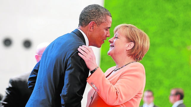 Obama y Merkel se saludan en Berlín el pasado mes de junio