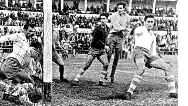 Tensión en el área defendida por el Tenerife, en el encuentro jugado en el Insular