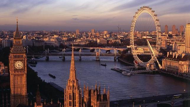 Vista del Parlamento y de Londres desde Victoria Tower