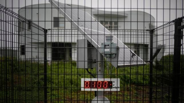 Un aparato mide los niveles de radiación en las inmediaciones de Fukushima
