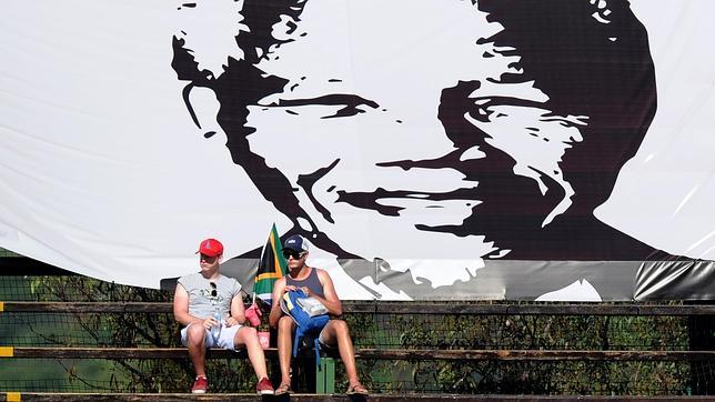 Mandela habría sido entrenado por el Mossad israelí en los años sesenta Mandela habría sido entrenado por el Mossad israelí en los años sesenta