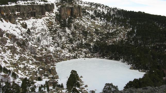 La nieve cubre el Parque Natural de Laguna Negra en Soria