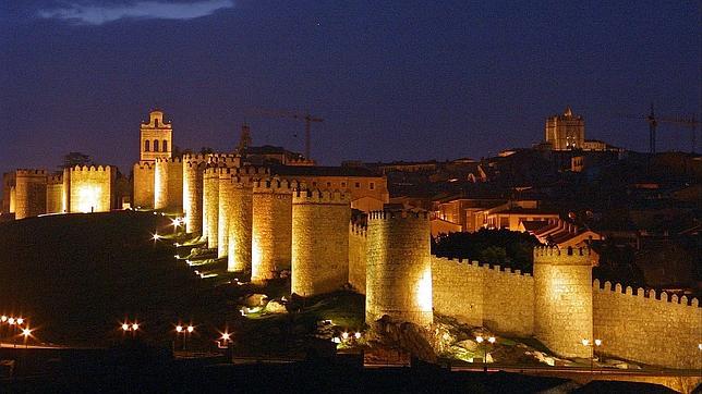 Vista nocturna de la muralla de Ávila