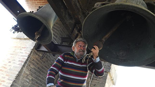 Llorenç Barber hace sonar las campanas de la iglesia de los Jesuitas de Toledo
