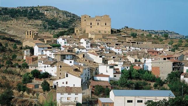 Imagen aérea de Todolella, coronada por su espectacular castillo