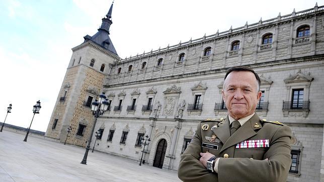 Antonio Izquierdo en la fachada norte del Alcázar de Toledo
