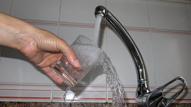 Los españoles consumimos cada vez menos agua, pero pagamos más por ella