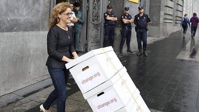 Sindicatos y padres reclaman a Wert un sistema de préstamo gratuito de libros de texto