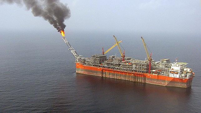 La petrolera anglo-holandesa considera «inseguro» comprometer los recursos necesarios para explorar en 2014 y que tanto retraso lastra la «creación de empleo»