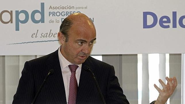 De Guindos dice que la independencia de Cataluña no es «racional ni viable»