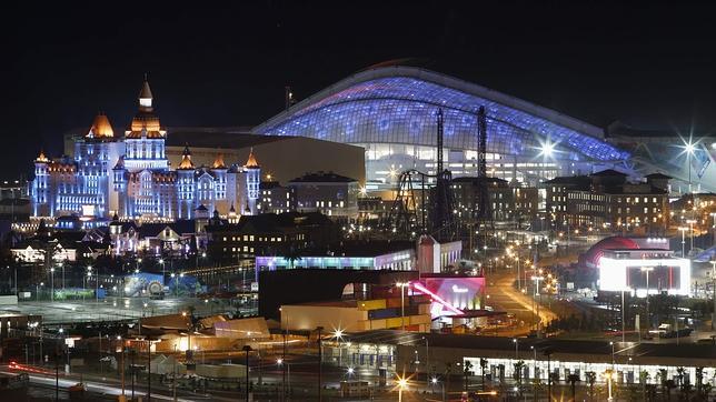 Foto nocturna del Estadio Olímpico Fisht de Sochi
