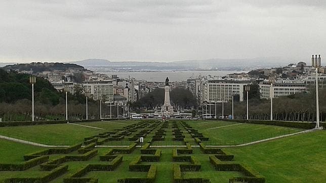 Desde lo alto del parque Eduardo VII se contempla una bonita vista sobre la ciudad de Lisboa