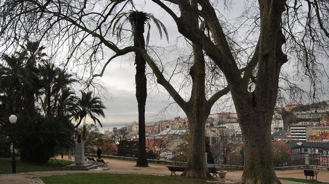 Es uno de los jardines más tranquilos de Lisboa situado en lo alto de una de sus colinas