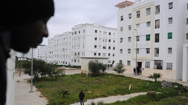 Subsaharianos que esperan una oportunidad para llegar a España en el barrio de Doha, en Tánger