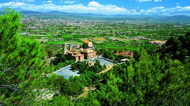 Imagen del parque regional El Valle con la espectacular vista de la ciudad de Murcia al fondo