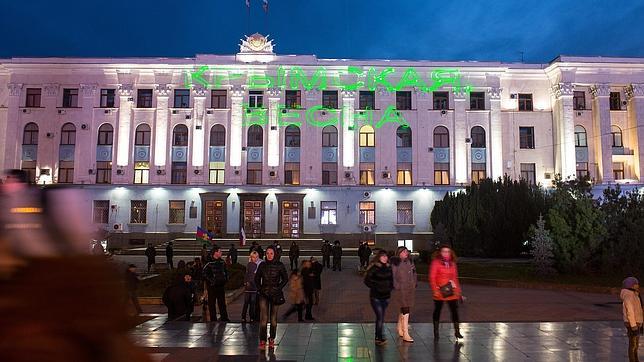 «Primavera en Crimea», se lee en la fachada del Gobierno de la península, en Simferópol