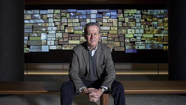 Rodríguez Frade, ante un audiovisual que recibe al visitante en el museo