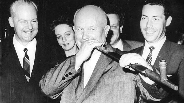 Kruschev, fumando en pipa en 1960