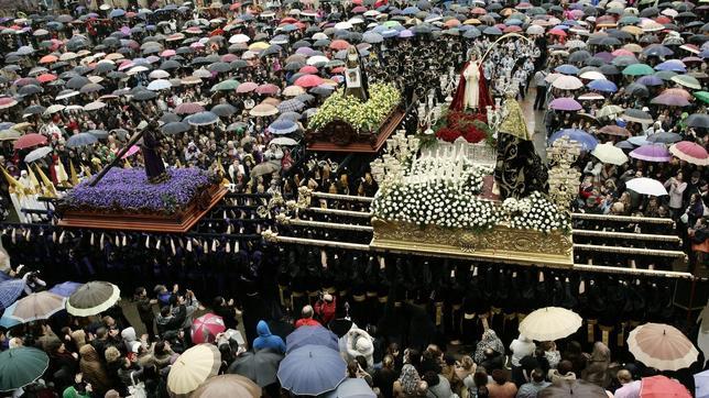 Procesión del Encuentro en la plaza de Armas de Ferrol en la mañana del Viernes Santo