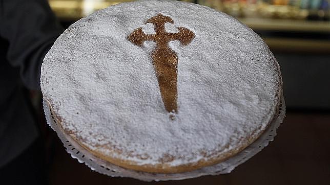 La tarta de Santiago es un dulce almendrado típico de la capital gallega