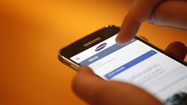 Un usuario muestra el nuevo Samsung Galaxy S5