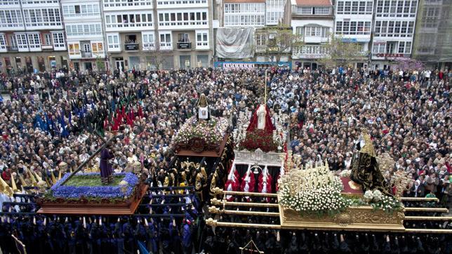 Santo Encuentro en la plaza de Armas de Ferrol en el mediodía del Viernes Santo
