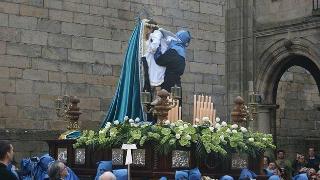 Momento en que una niña, convertida en ángel, retira el luto de la Virgen en la Pascua