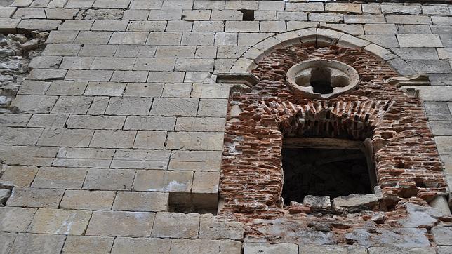 A la izquierda uno de los tres relojes de sol que tiene grabado el monasterio en sus muros