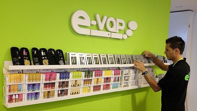 Imagen de archivo de una tienda de cigarrillos electrónicos