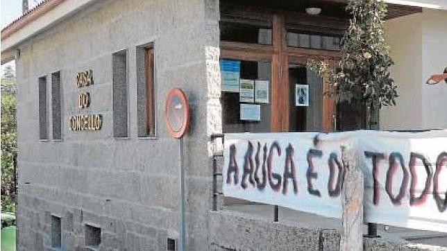 En la Casa Consistorial de Punxín aún permanecen pancartas de protesta