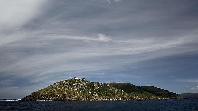 El faro de Finisterre ilumina el Atlántico en el considerado «fin de la tierra»