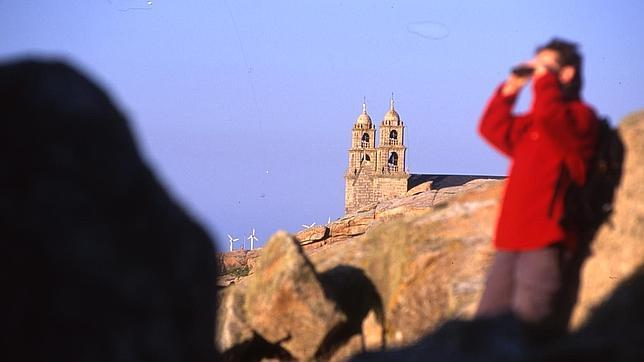 Al fondo, el santuario de A Virxe de A Barca