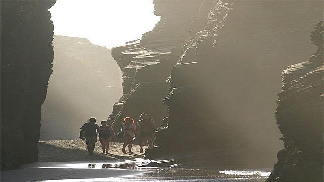 Turistas de todas las nacionalidades se dan cita cada fin de semana en la pintoresca playa de As Catedrais