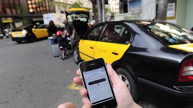 Un usuario consulta la aplicación Uber en Barcelona