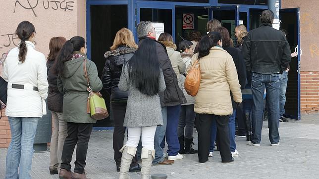 ¿Por qué sube la tasa de desempleo si baja la cifra de parados?