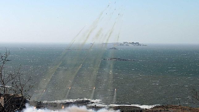Corea del Norte realiza maniobras con fuego real en la frontera con el sur